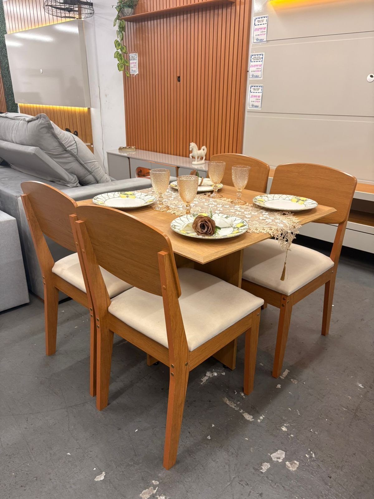 Mesa Pérola 120 Imbuia Mel (Tampo Viena s/vidro) com 4 Cadeiras Havana Veludo Creme – CARVALHO DECOR + RUFATO - Imagem 2