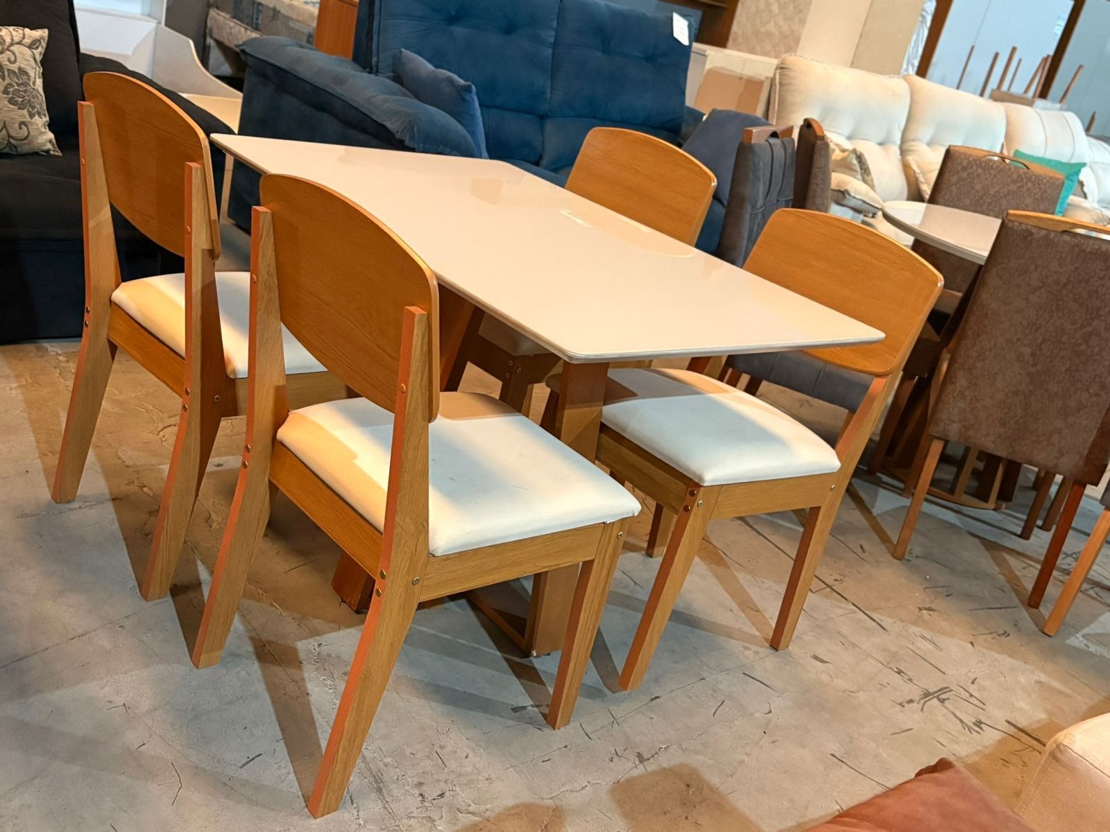 Mesa Pedro 90 Mel/Off White com 4 Cadeiras Havana Veludo Creme – ART ASSENTOS + RUFATO - Imagem 3