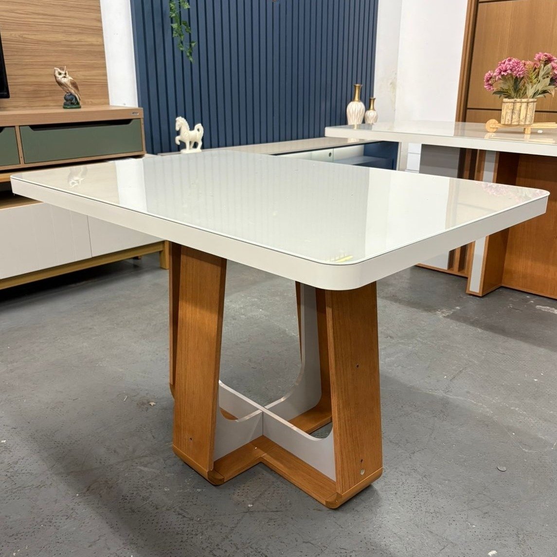 Mesa Sintonia (Tampo Maxi) 170 Amêndoa Clean/Off White com 6 Cadeiras Sophia Veludo Marrom – LOPAS + WM DECOR - Imagem 3