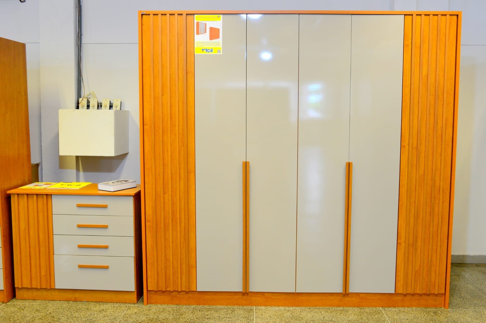 Guarda-Roupa 6 Portas + Cômoda Guarani Ripado Cinamomo/Off White – TCIL - Imagem 2